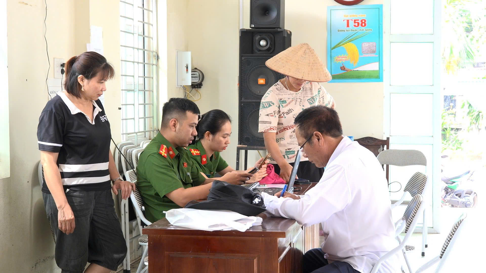 Công an xã Đại Sơn đưa dịch vụ công đến gần người dân